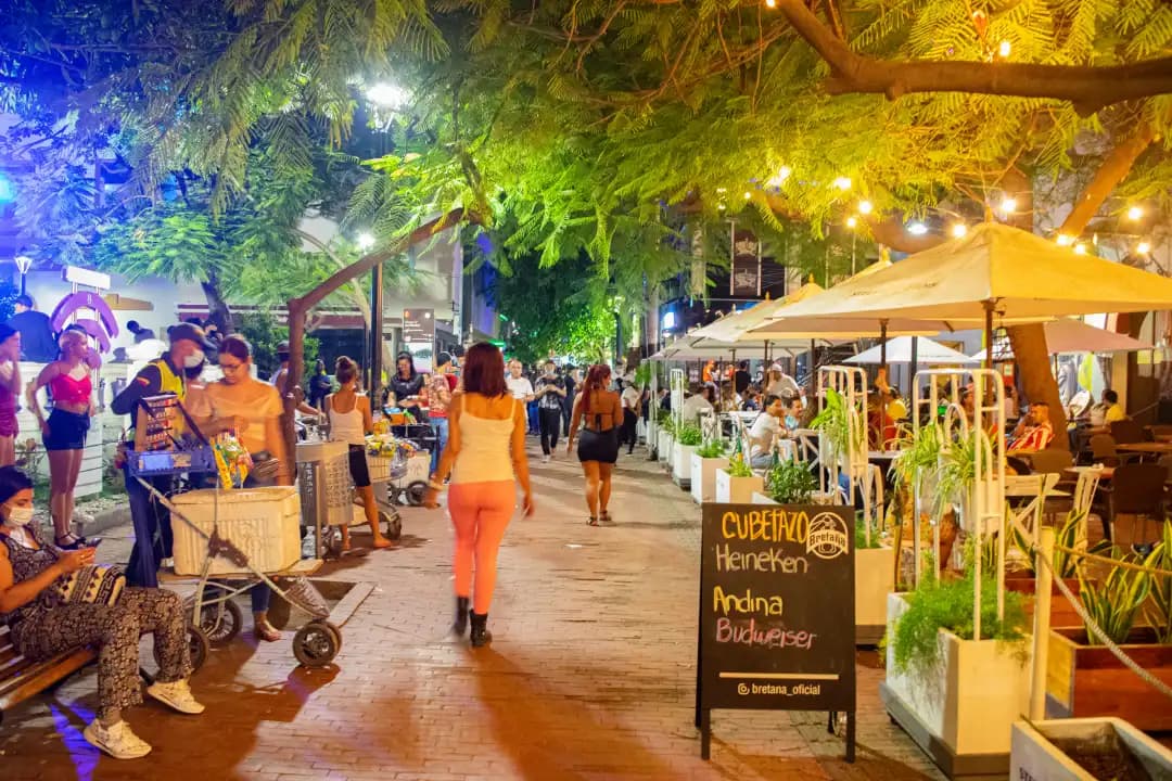Calle peatonal con terrazas de restaurantes en Santa Marta, de noche